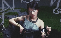 Phùng Khánh Linh tung ca khúc mới ngay trên sân khấu