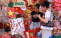 Sôi động thị trường thời trang, phụ kiện 'ăn theo' Quốc khánh 2.9