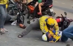 TP.HCM: Mời làm việc 2 tài xế đánh nhau tới tấp trước cổng trường đại học