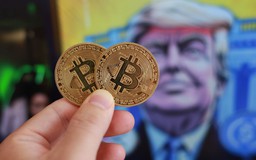 Tổng thống Donald Trump kiếm lời 2,4 tỉ USD từ tiền số