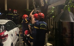 Đà Nẵng: Lính cứu hỏa tinh nhuệ cứu 5 người khỏi vụ cháy nhà trong đêm