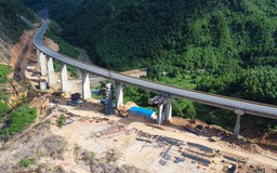 Những cây cầu vượt núi mở rộng cao tốc La Sơn - Hòa Liên