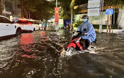 TP.HCM: Mưa lớn vào giờ tan tầm, đường ngập gần 2 tiếng