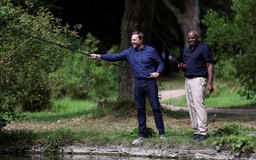 Ngoại trưởng Anh có thể bị phạt vì câu cá không phép