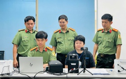 Tổ lưu động 'phục vụ ngày đêm' cấp định danh điện tử cho người nước ngoài