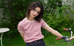 Phong cách Paris sang trọng với chân váy denim mini và áo thun kẻ sọc