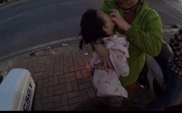 CSGT lao giữa dòng xe, chở bé gái co giật đi cấp cứu trong 12 phút