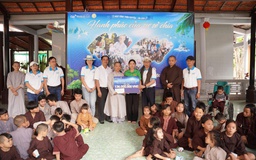 Hành trình thiện nguyện Bệnh viện Quốc tế City: Áo blouse trắng hóa vòng tay yêu thương