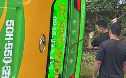 Người dân phá kính cứu người trong xe khách bị lật