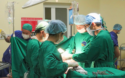 Cứu chàng trai bị đâm xuyên bụng, thủng dạ dày