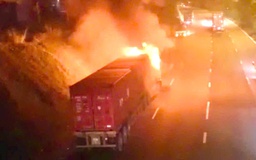 Xe đầu kéo cháy dữ dội ở hầm chui TP.HCM