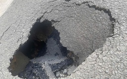 Quảng Trị: Xuất hiện lỗ thủng trên mặt đường mới thi công, chưa bàn giao