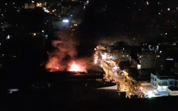 Người dân ngất xỉu vì cháy xưởng bóng đèn ở TP.HCM lúc rạng sáng