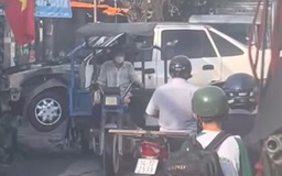 TP.HCM: Xác minh clip xe ba gác chở ô tô phía sau