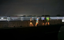 Nhiều người thản nhiên đi bộ trên cao tốc đoạn qua Quảng Trị