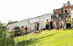 Lật xe chở du khách tham quan thác Niagara ở Mỹ, hàng chục người thương vong