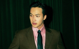 Lâm Thanh Nhã của 'Mưa đỏ' khoe vẻ điển trai trong loạt hình 'tuyệt đối điện ảnh'