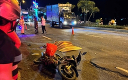 Xe đưa đón công nhân rời hiện trường sau tai nạn chết người ở Gia Lai