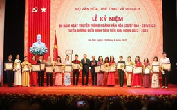 Hòa Minzy, đạo diễn Lý Hải, NSND Xuân Bắc nhận bằng khen của Bộ VH-TT-DL