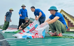 Hà Tĩnh: Gặt lúa chạy bão số 5