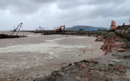 Bão số 5: Sạt lở 300 m đê biển Thanh Hóa