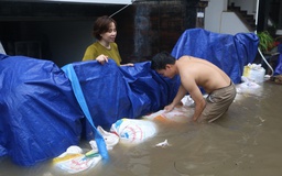 Hà Nội: 'Khu nhà giàu' ngập 'không lối thoát', dân thức xuyên đêm đắp đập ngăn nước
