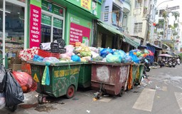 Tập kết rác trước nhà dân