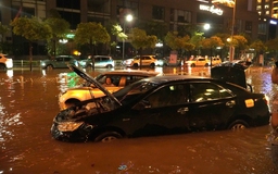 Hà Nội: Đường Võ Chí Công mênh mông nước sau 2 ngày mưa ngập