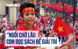 Các em nhỏ hào hứng chờ xem diễu binh: 'Ngồi chờ lâu, con đọc sách để giải trí'