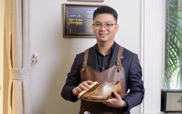 Gác bằng kỹ sư điện để đi đánh giày, chàng trai mặc vest lịch lãm nâng tầm nghề vỉa hè