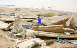 Những ao nuôi tôm tiền tỉ tan hoang sau bão số 5