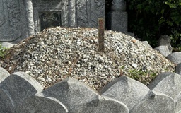 Hàng loạt ngôi mộ ở Huế bị đóng cọc gỗ để giải phóng mặt bằng: Dân mạng ‘dậy sóng’