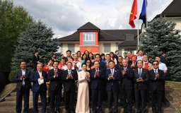 Dưới mái nhà sứ quán