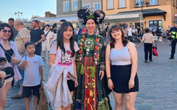 Người trẻ tô đẹp 2 chữ Việt Nam: Cô gái hát xẩm giữa trời Tây