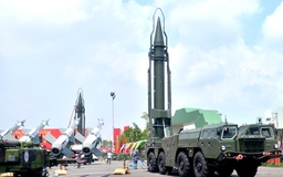 Ngắm dàn tên lửa và khí tài hiện đại tại Triển lãm thành tựu đất nước