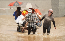 Đại lộ Thăng Long vẫn mênh mông nước