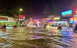 Mưa lớn ở TP.HCM tối nay: Đường ngập lênh láng, hàng rong vất vả mưu sinh