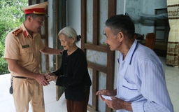 Món quà bất ngờ của CSGT Trạm Phú Lộc dành cho vợ chồng U.80 khốn khó