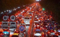 Kẹt xe sau mưa lớn ở TP.HCM trước kỳ nghỉ lễ 2.9