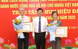 Chủ tịch HĐND TP.HCM Võ Văn Minh trao Huy hiệu Đảng đến 30 đảng viên