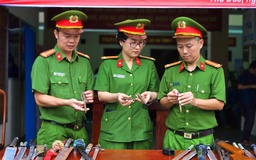 Công an phường Thủ Đức tiếp nhận hơn 50 dao kiếm, súng đạn