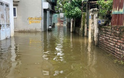 Xóm nhỏ Hà Nội nước ngập 6 ngày chưa rút