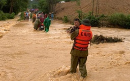 Bão số 6 gây mưa lớn, thủy điện Hố Hô xả tràn, nhiều tuyến đường ngập lụt