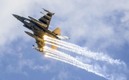 Tiêm kích Mỹ thả bẫy nhiệt chặn máy bay quanh sân golf của Tổng thống Trump