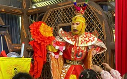 'Tôn Ngộ Không bán nụ cười' để mua gạo tặng người nghèo
