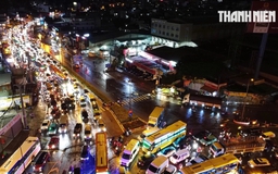 Quốc lộ 13 và đường Đỗ Mười ùn ứ xe kéo dài nhiều km sau mưa lớn ở TP.HCM