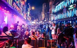 Khách Tây hụt hẫng khi đến phố đi bộ Bùi Viện vui chơi: Vì sao?