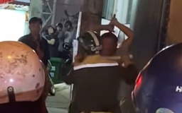 TP.HCM: 2 người đàn ông cầm gậy sắt đánh nhau, giao thông ùn ứ