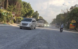 Thi công đường, bụi bay mù mịt