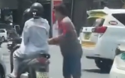 TP.HCM: Công an phường làm việc với người đàn ông rút chìa khóa xe máy 2 cô gái